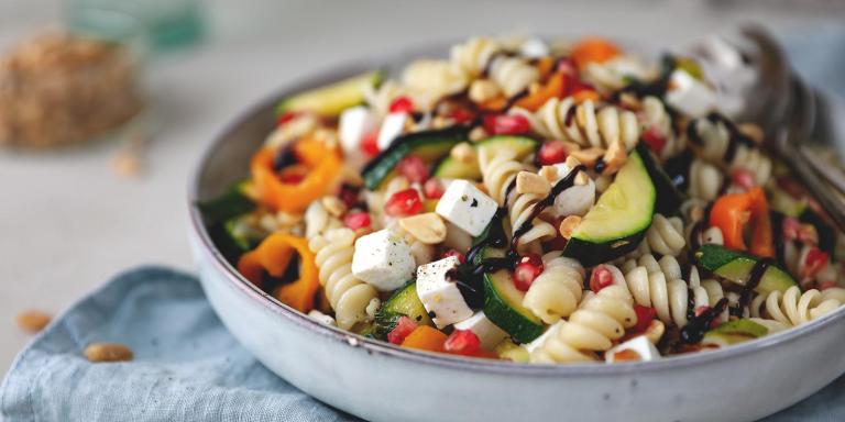 Lämmin fusilli-pastasalaatti