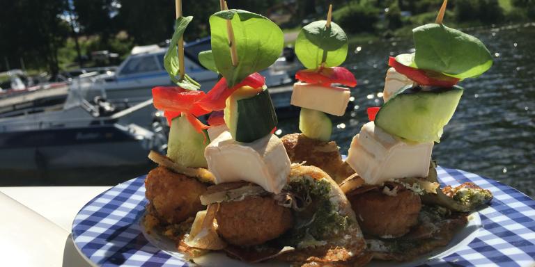 Kesän suolaiset ja makeat lettucocktailit veneellä