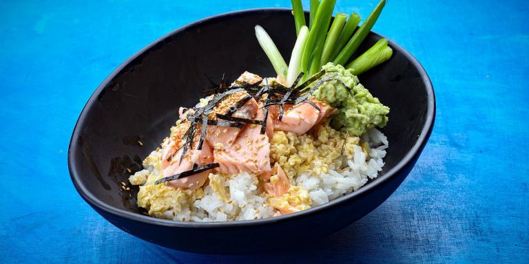 Lohi-avokado-donburi