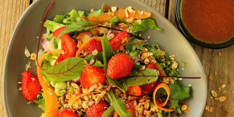 MP Mansikkasalaatti granolalla ja mansikkakastikkeella