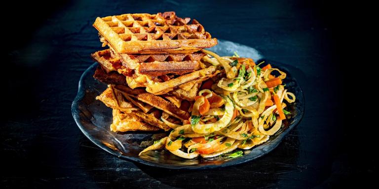 Maghreb pulled pork -vohvelit ja porkkana-fenkolisalaatti