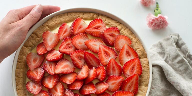 Mansikkapiirakka valkosuklaan kera