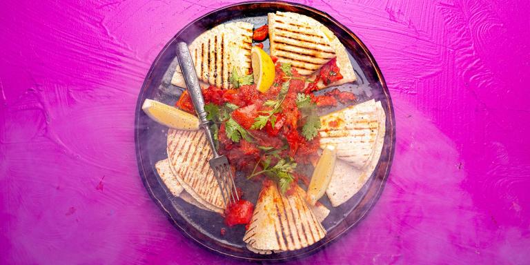 Matbucha ja grillattua kauratortillaa