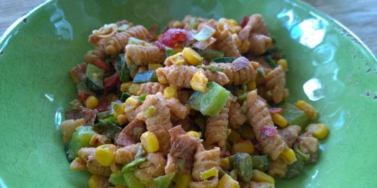 Meetvursti-pastasalaatti