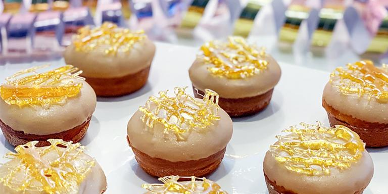 Minidonitsit vaahterasiirappikuorrutteella