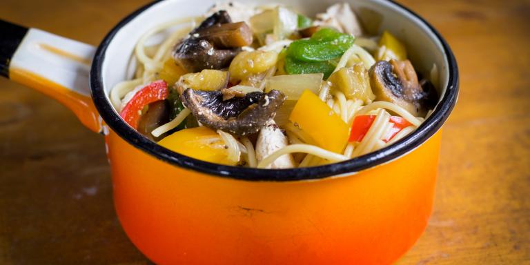 Monen värin pastakastike