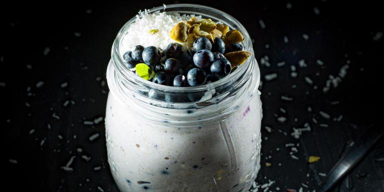 Mustikka-kookos-bircher