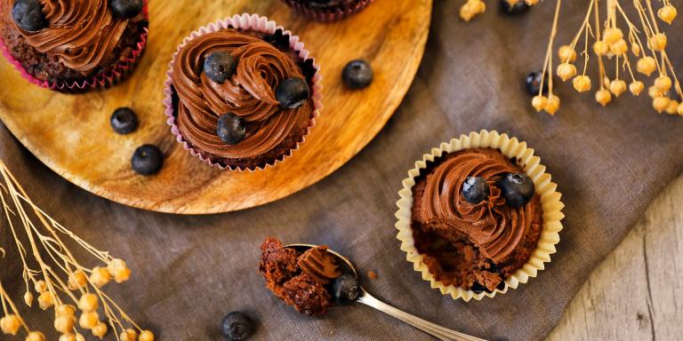 Mustikka-suklaamuffinit kreemillä, vegaaniset