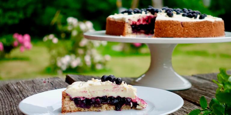 Suomi 100 mustikka-valkosuklaapiirakka