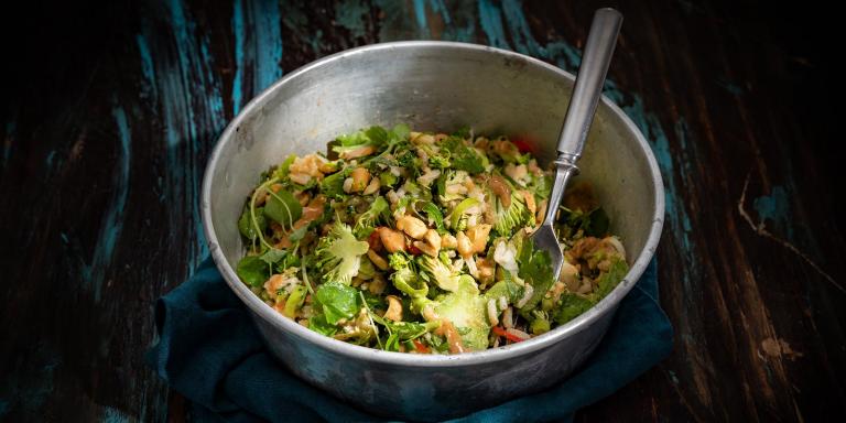 Broccoli-Maapähkinäsalaatti