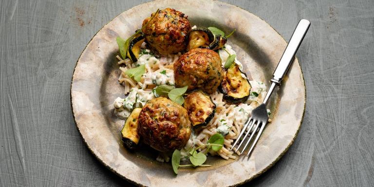 Kesäkurpitsa kanapyörykät ja fetasalaatti