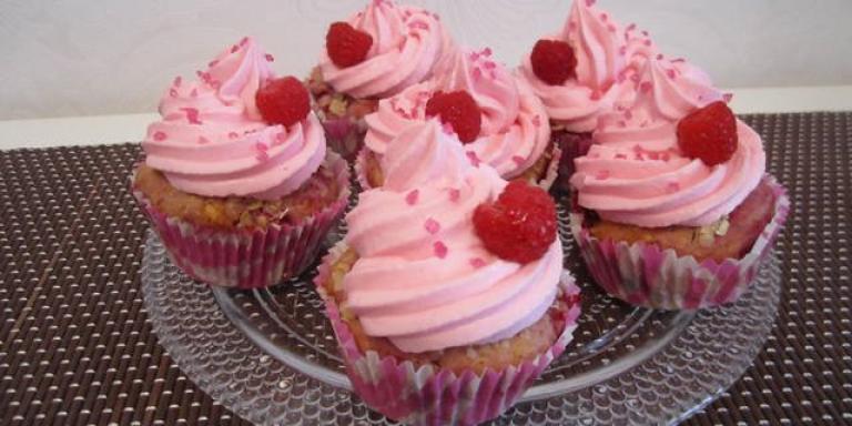 Vadelma valkosuklaamuffinssit