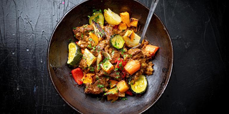 Olut-lihapata ja hunajaiset uunijuurekset