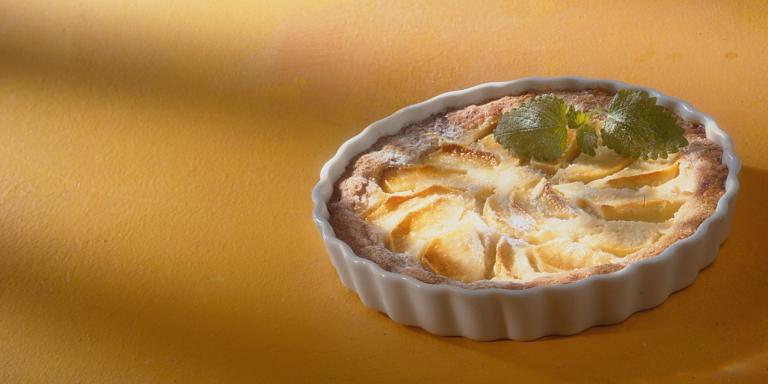 Omena-jogurttipiirakka kauramurotaikinasta