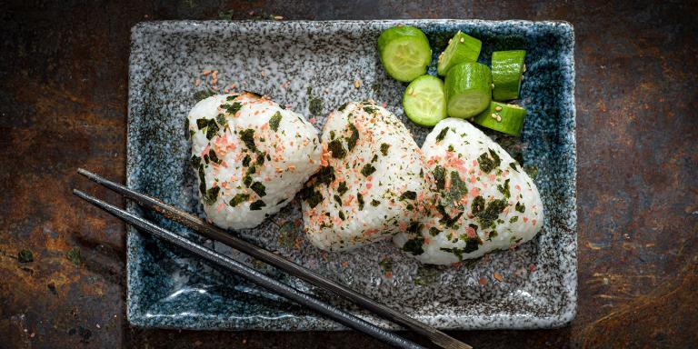 Onigiri miso-lohitäytteellä