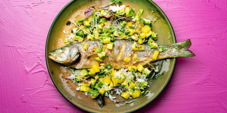 Paistettu meribassi ja mango-avokadosalsa