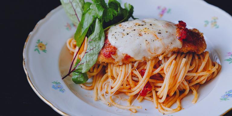 Parmesaanikanaa ja spagettia