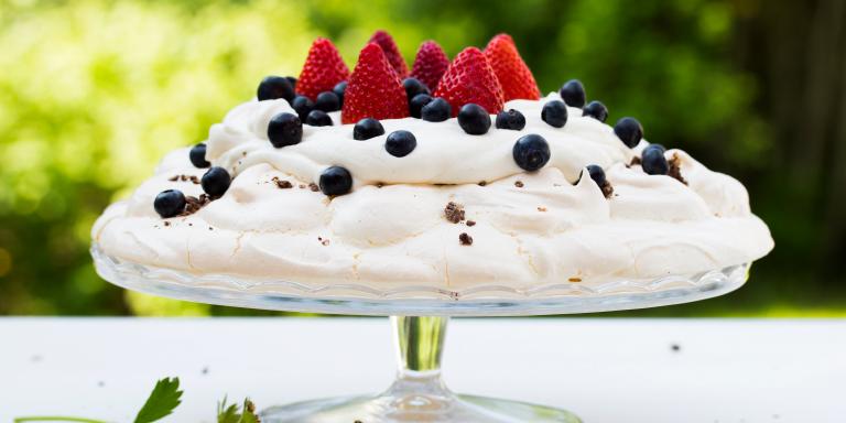 Pavlova Suklaacrunchylla ja kesämarjoilla