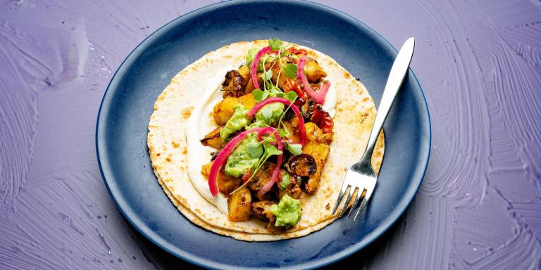 Peruna-herkkusienitortilla ja basilika-avokadosalsa