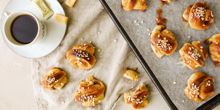 Pienet korvapuustit kermatoffeella