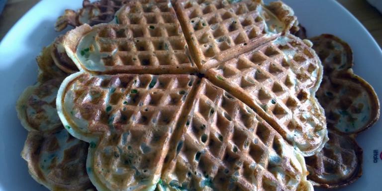 Pinaatti-juustovohvelit