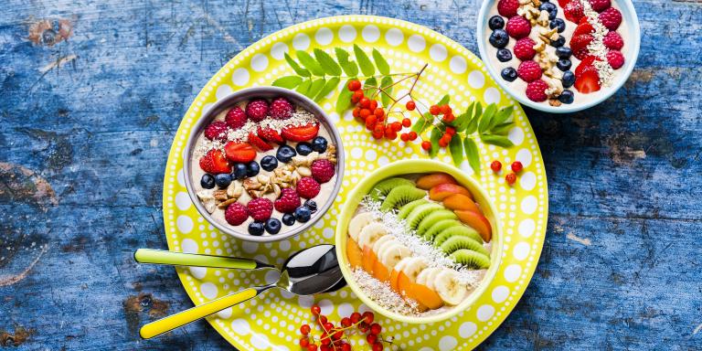 Porkkanakakkusmoothiekulho ja omenapiirakkasmoothiekulho