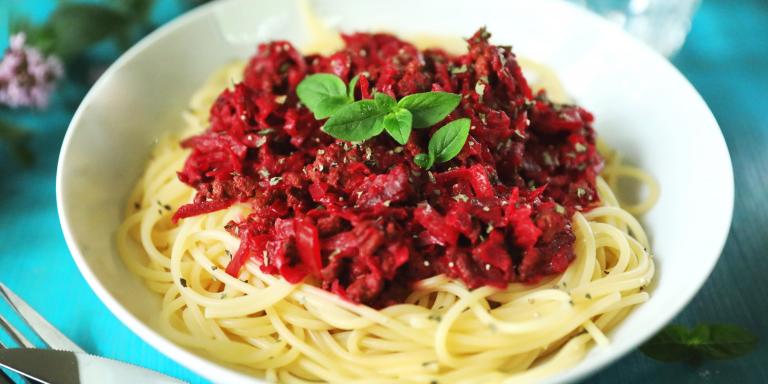 Punajuuri-jauhelihakastike