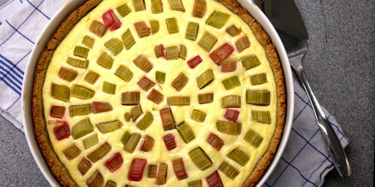 Raparperipiirakka Vaniljakreemillä