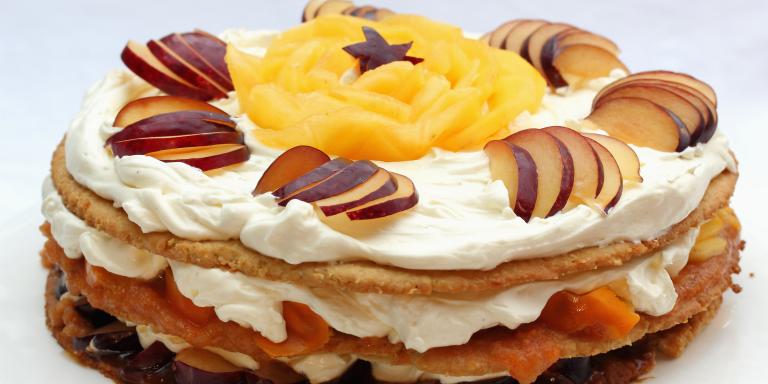 Rapea täytekakku hedelmillä