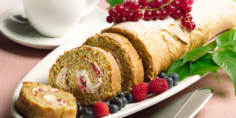 Kääretorttu Mämmimoussella ja Marjoilla