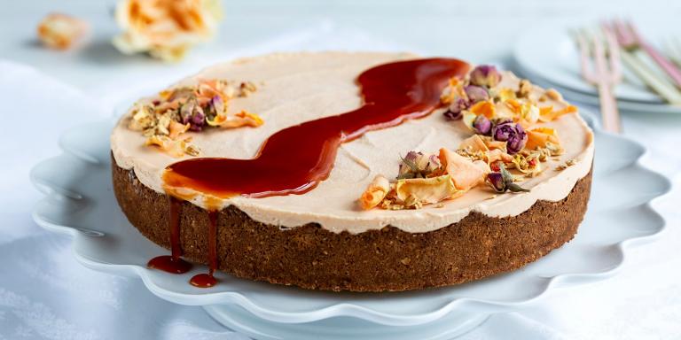 Ruusunmarja-valkosuklaakakku