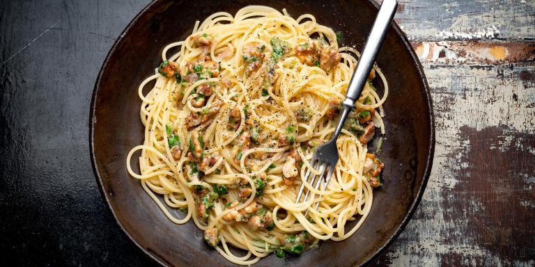 Saksanpähkinä-sardellipasta