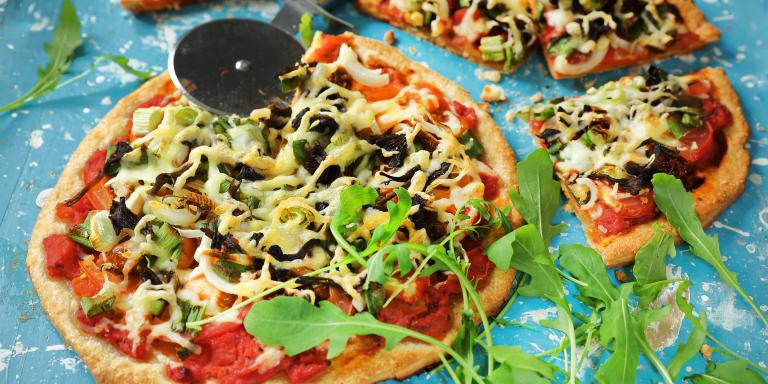 Satokauden pizza pyöreään piirakkapohjaan