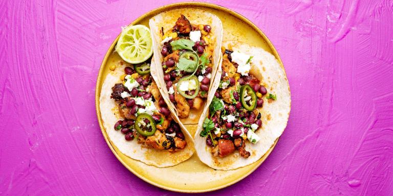 Savuisat kana-chorizotacot ja mustapapu-fetasalaatti