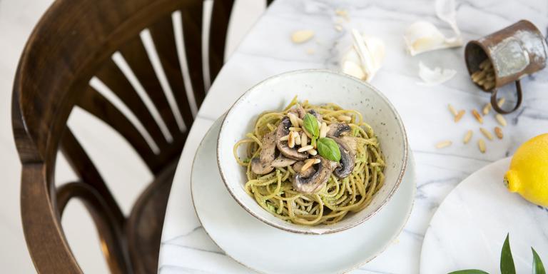 Sienipasta pähkinäpestolla