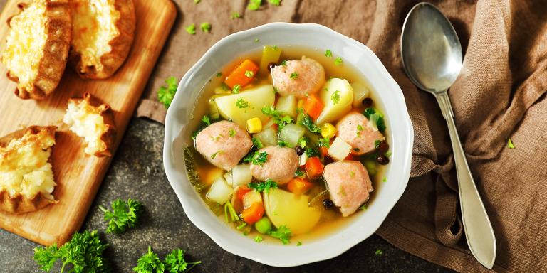 Siskonmakkarakeitto ja riisipiirakat