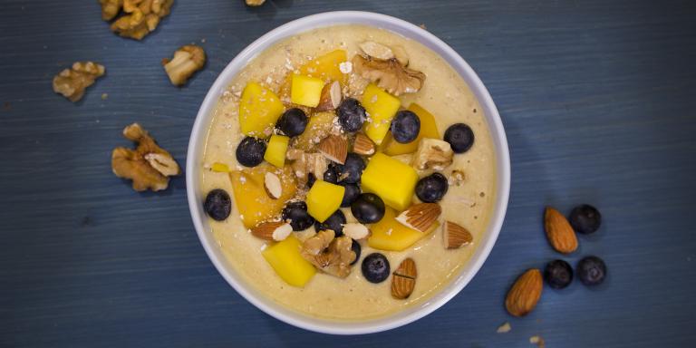 Smoothiekulho hedelmillä, pähkinöillä ja manteleilla