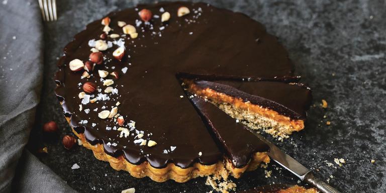 Suklaa-karamellipiirakka