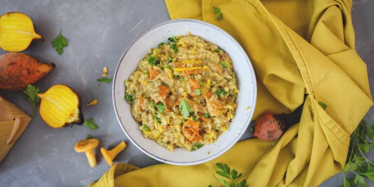 Suolainen lounaspuurokulho sienillä ja juureksilla