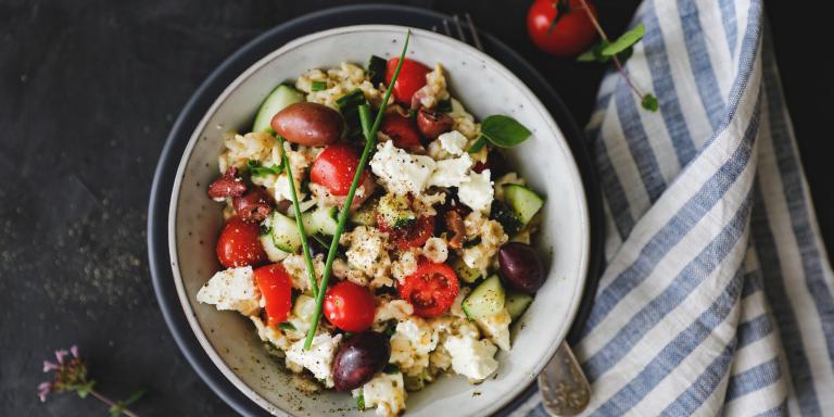 Suolainen lounaspuuro kreikkalaiseen tyyliin