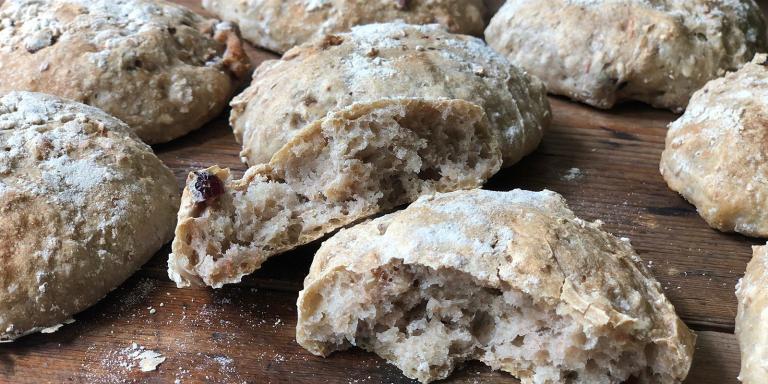 Superhelpot no knead -sämpylät