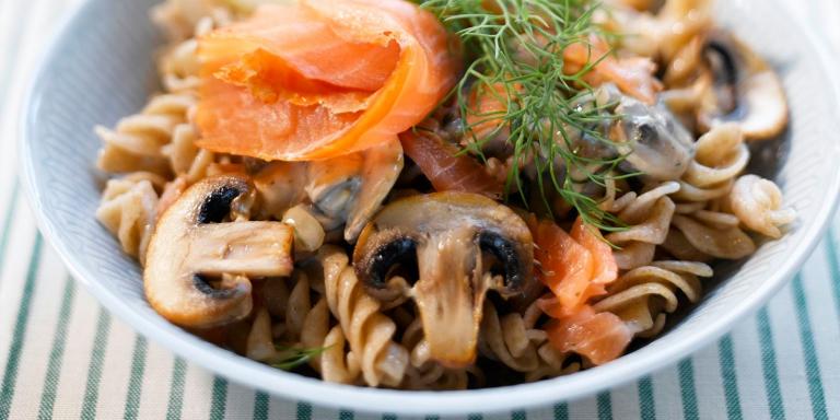 Täysjyvä Fusilli lohikastikkeella