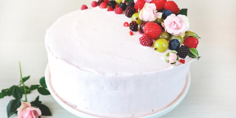 Täytekakku tattarijauhoilla, kesämarjatäytteellä