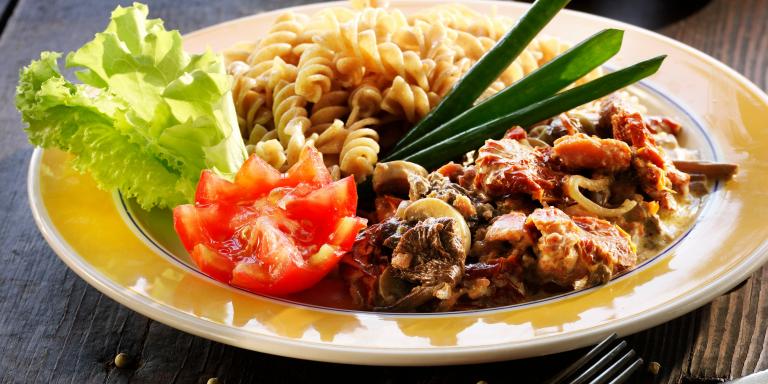 Täyteläinen sieni-lohikastike täysjyväpastalle