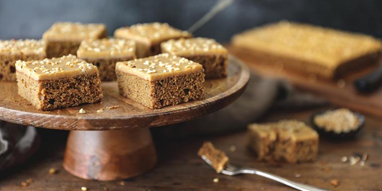 Taatelikakkuleivokset suolakaramellikuorrutuksella