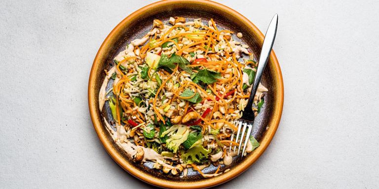 Thai-jasmiiniriisi-limesalaatti jacashew-dressing