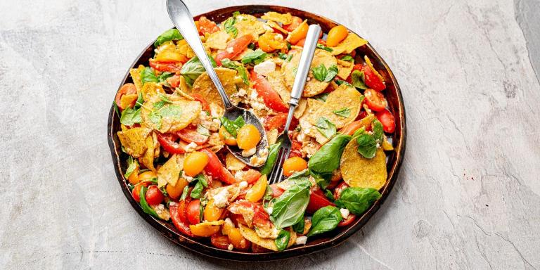 Tomaattisalaatti ja rouskuvat kaurachipsit