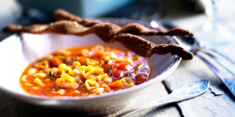 Toscanalainen pastakeitto ja rukiiset grissinit