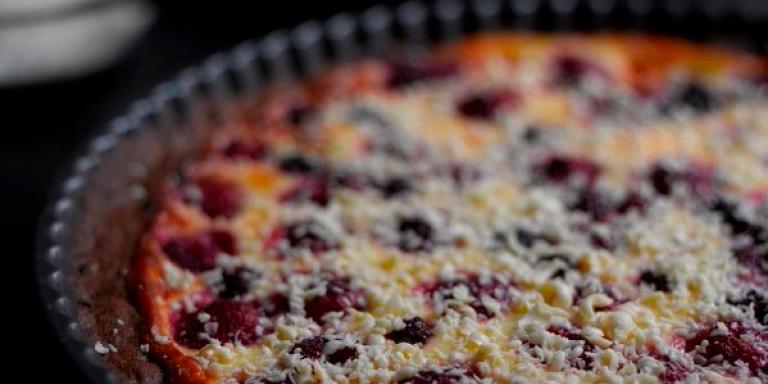 Vadelma-Valkosuklaapiirakka