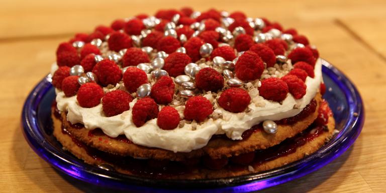 Vadelmakakku Kaurakeksillä